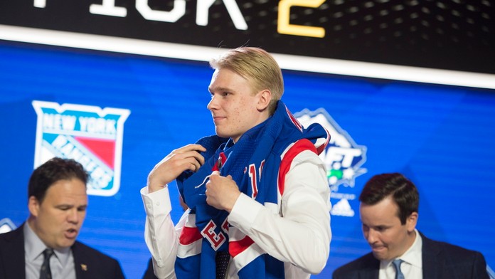Jack Hughes počas NHL draftu 2019.