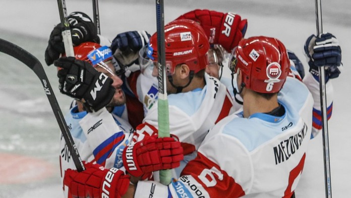 hokejisti Liptovského Mikuláša sa tešia z prvého gólu Rudolfa Hunu.