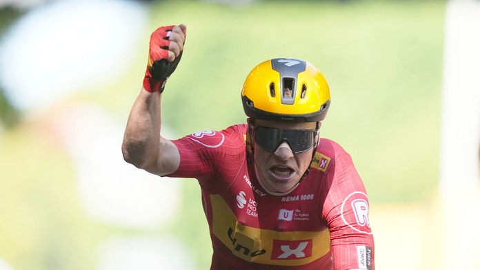 Nórsky cyklista Abrahamsen oslavuje životný úspech. O jeho víťazstve rozhodla až cieľová fotografia