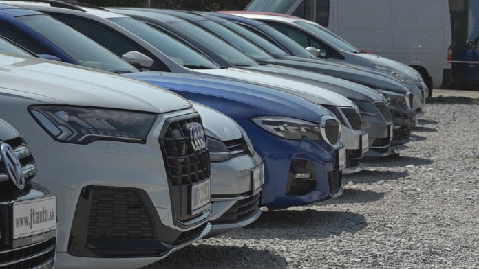 Priplatia si aj zákazníci automobilových predajní. Vyššie ceny majú nielen nové, ale aj ojazdené autá