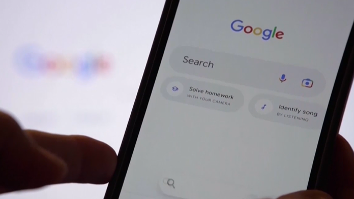 Na snímke telefón, ktorý má otvorený vyhľadávač Google.