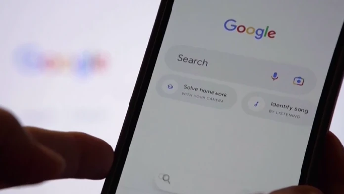 Na snímke telefón, ktorý má otvorený vyhľadávač Google.