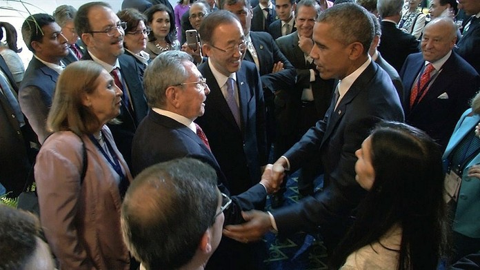 Raul Castro a Barack Obama si podali ruky.
