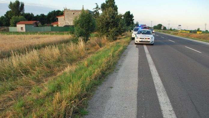 Z kamiónu vypadla žena. 