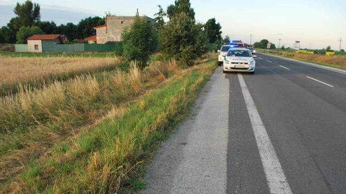 Z kamiónu vypadla žena. 