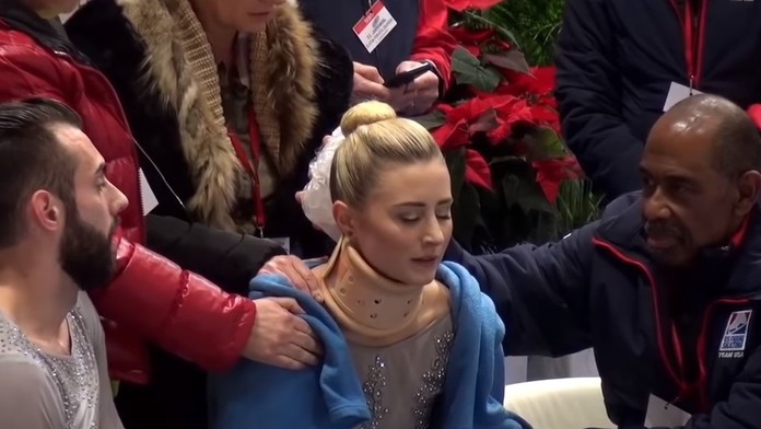 Krasokorčuliarka Ashley Cainová s fixačným golierom po svojej jazde.