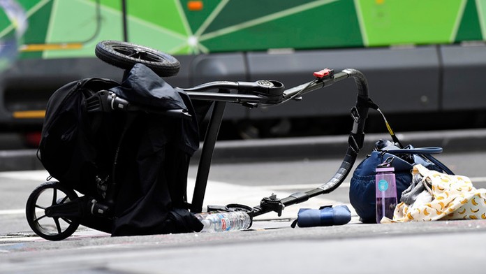 Auto vrazilo do davu ľudí, žena hľadala bábätko.