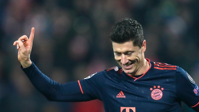 Sprava Robert Lewandowski a Benjamin Pavard z Bayernu Mníchov oslavujú gól v LM na pôde Crvenej zvezdy.