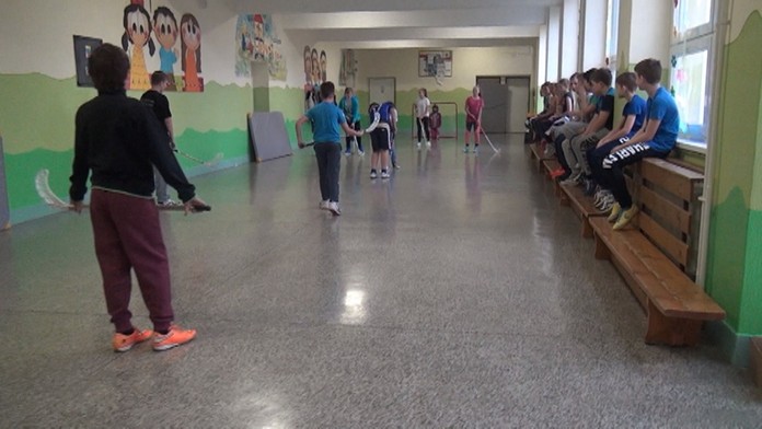 V niektorých školách cvičia na chodbe.