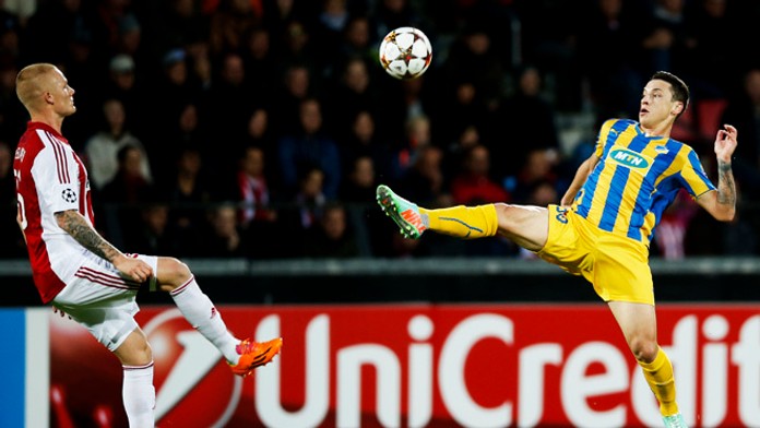 Vľavo Rasmus Thelander (Aalborg BK) a Tomas De Vincenti (Apoel FC).