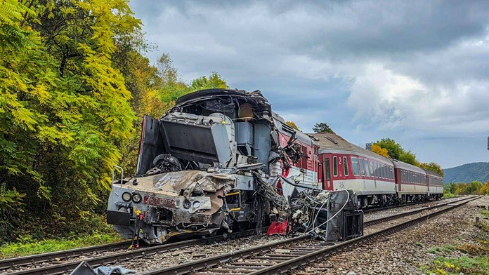 Silné zábery čelnej zrážky rýchlikov.