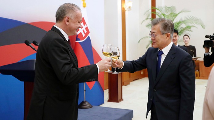 Prezident Andrej Kiska a jeho juhokórejský partner Mun Čä-in.