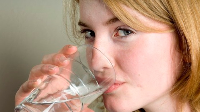 Horúca voda ako zázrak pre zdravie: Skutočne pomáha na chudnutie, pleť a bolesti?