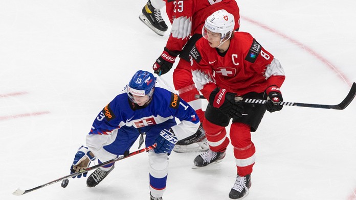 Jakub Kolenič a švajčiarsky kapitán Simon Knak na snímke z 25. decembra 2020.