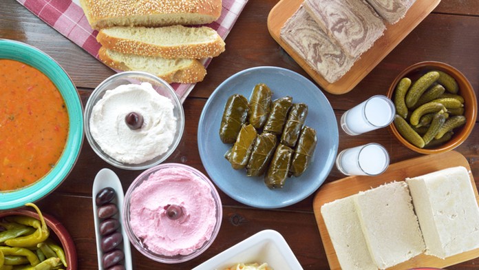 Tomáš Souček (vpravo) oslavuje svoj gól so spoluhráčmi Miroslavom Stochom (vľavo) a Alexom Králom (v strede).jpg