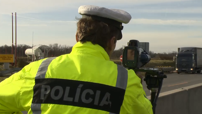 Policajt meria rýchlosť 