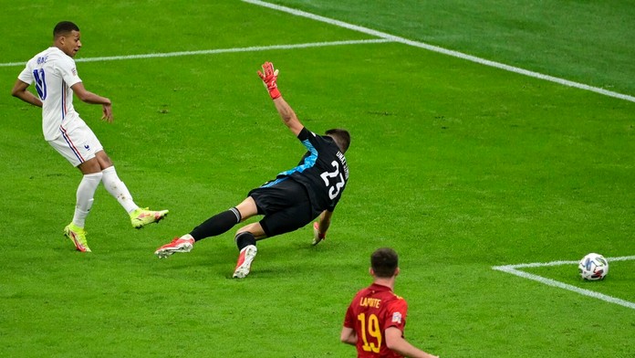 Francúzsky útočník Kylian Mbappe strieľa víťazný gól.