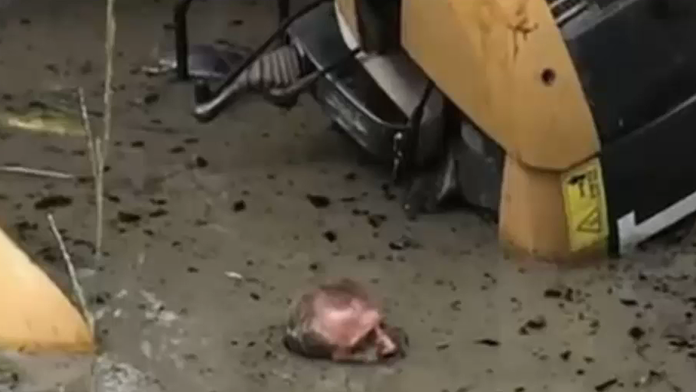 Muža uväznil v bahne bager.