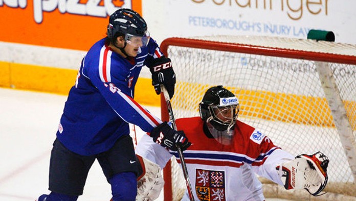 Matej Paulovič strieľa gól do českej brány.