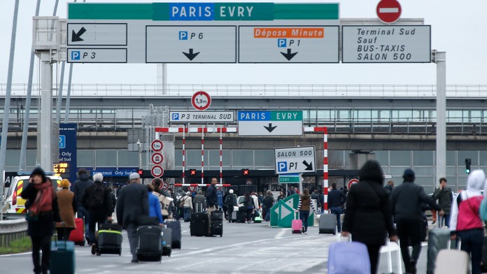 Evakuovaní cestujúci z letiska Orly