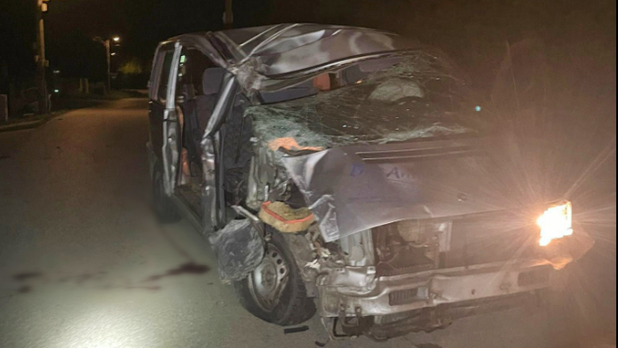 Auto po havárii, v ktorom vodič nechal dve deti