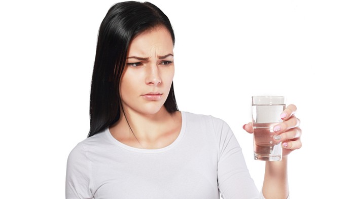 Zničené auto Romaina Grosjeana na tréningu pred VC Malajzie.t 