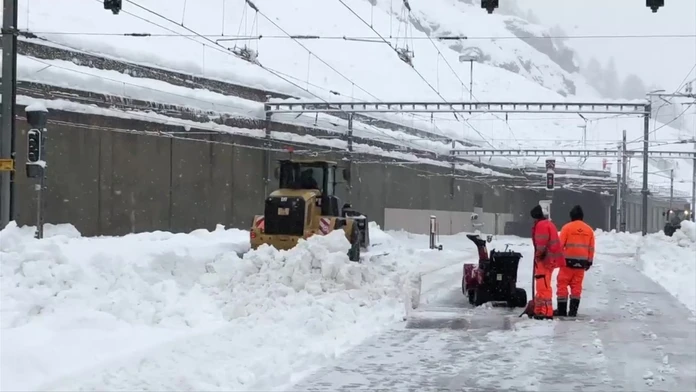 Sneh poškodil aj energetickú sieť, došlo k prerušeniu vyučovania na viacerých školách v oblasti.