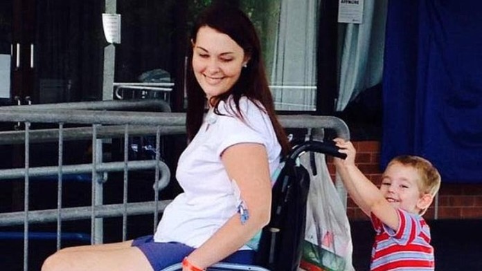 Jo Gilchristová skončila na vozíku.