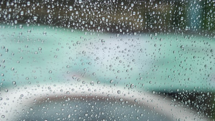 Silný dážď znižuje viditeľnosť, voda zatápa cesty, kompy sú odstavené. Počasie komplikuje dopravu na Slovensku