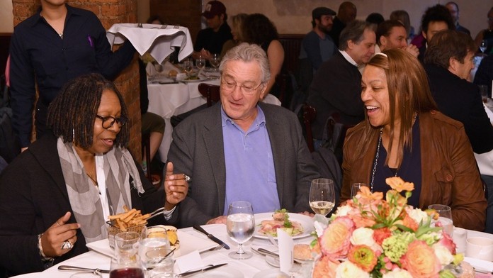 Whoopi Goldberg, Robert De Niro a Grace Hightower v reštaurácii Tribeca Grill.