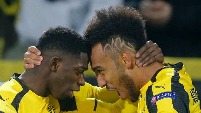 Ousmane Dembélé (vľavo) sa so spoluhráčom z Dortmundu Pierre-Emerickom Aubameyangom raduje z gólu proti Benfice v odvete osemfin