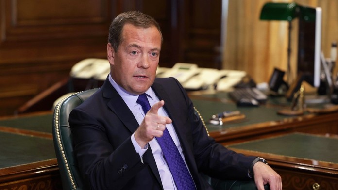 Medvedev reagoval na Bidenovu kandidatúru: „Zúfalý dedko“