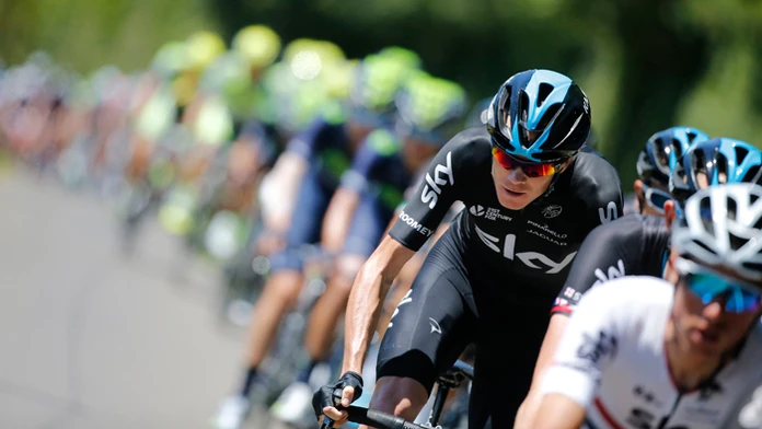britský cyklista Chris Froome z tímu Sky v pelotóne počas 7. etapy TdF z Livarotu do Fougeres.