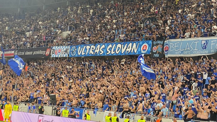 Fanúšikovia Slovana poškodili štadión v Rakúsku pyrotechnikou. Klub bude platiť desaťtisíce