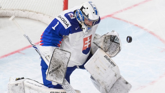 Slovenský brankár Marek Čiliak počas zápasu v základnej A-skupine Rusko - Slovensko.