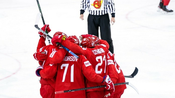 Ruskí hokejisti sa radujú po góle.