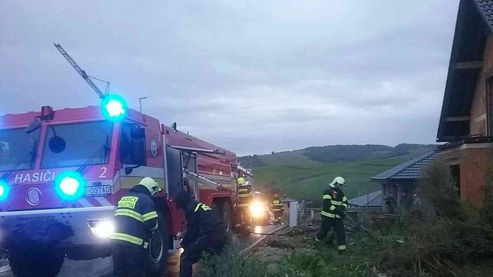 Požiar po údere blesku.