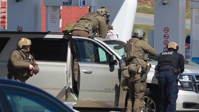 Policajti obkľúčili podozrivú čerpaciu stanicu v Enfielde, kanadskej provincii Nové Škótsko.