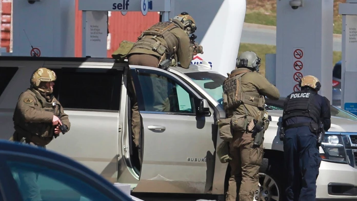 Policajti obkľúčili podozrivú čerpaciu stanicu v Enfielde, kanadskej provincii Nové Škótsko.