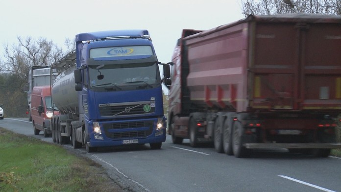 Kráľovná Alžbeta II. v rúšku na verejnosti