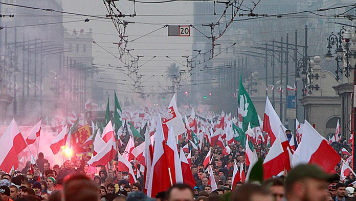 Pochod  poľských nacionalistov Varšavou pri príležitosti Dňa nezávislosti.