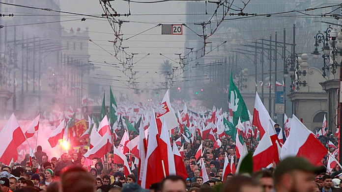Pochod  poľských nacionalistov Varšavou pri príležitosti Dňa nezávislosti.