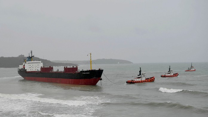 Nákladná loď uviazla na brehu Británie