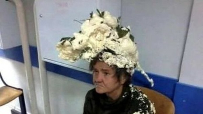 Babička s montážnou penou na hlave