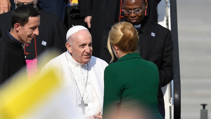 Pápež František a prezidentka Zuzana Čaputová počas privítania po prílete.