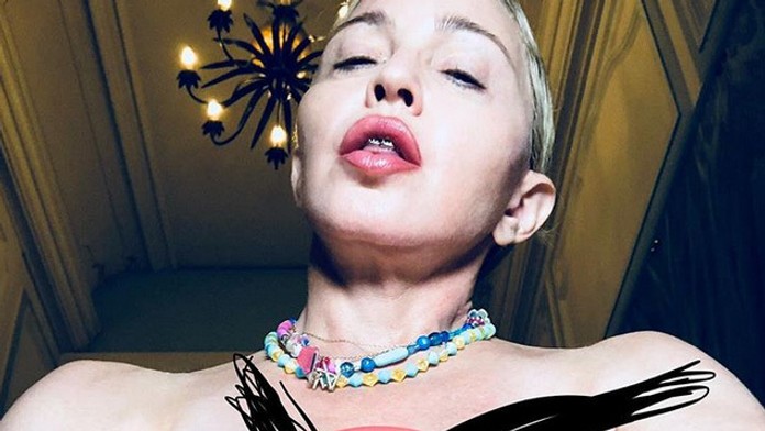 Psy strážia svojho mŕtveho kamaráta.