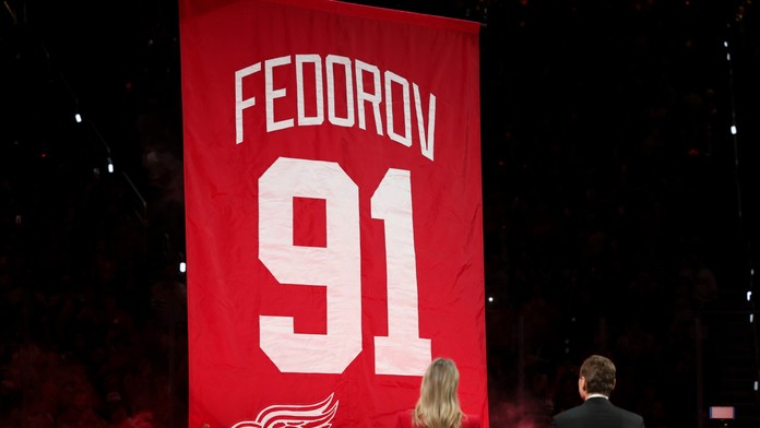 VIDEO: Do NHL prišiel v čase, keď to bolo takmer nemožné. Detroit vyradil dres svojej legendy