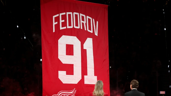 VIDEO: Do NHL prišiel v čase, keď to bolo takmer nemožné. Detroit vyradil dres svojej legendy