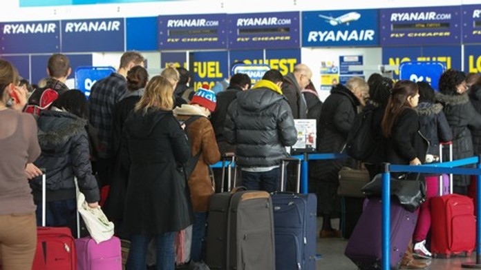 Ryanair odletel bez pasažierov. Vyložil im kufre a nechal ich na letisku
