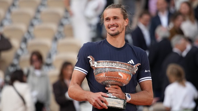 Päťsetová bitka vo finále parížskeho Roland Garros. Zverev oslavuje prvý grandslam kariéry